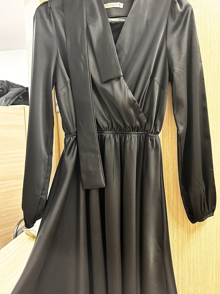 Черное платье атласное