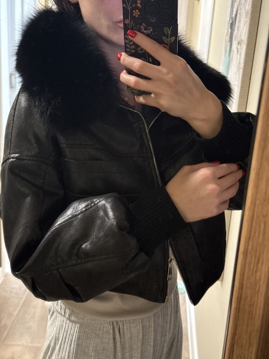 Черно кожено яке със сваляща яка