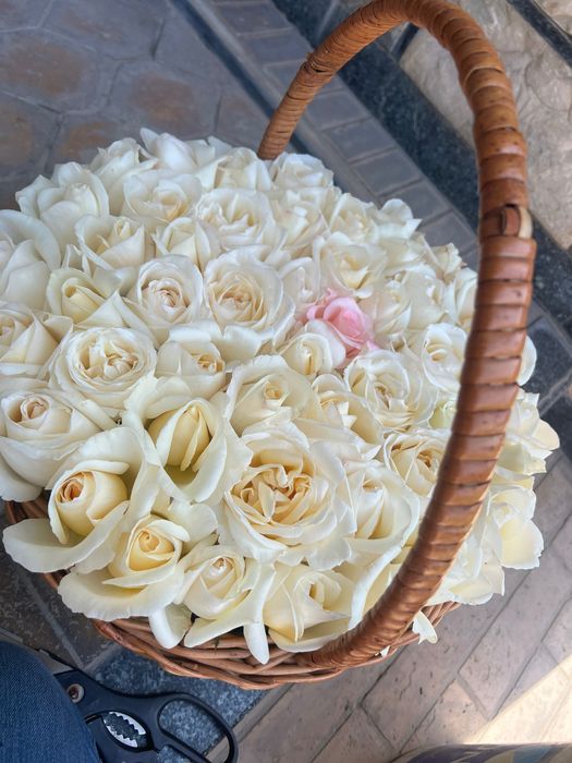 Сухие лепестки ароматных белых роз