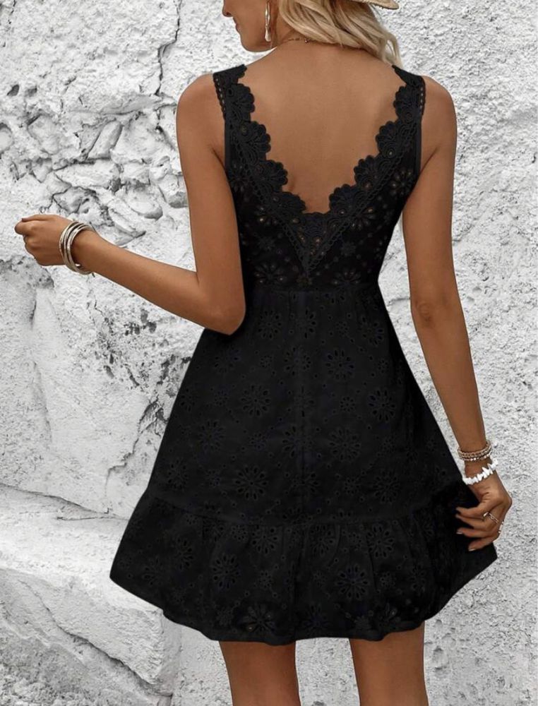 Супер готина рокля в черно с дантела