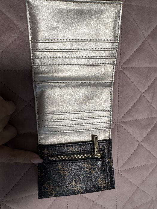 Дамски портмонета Guess