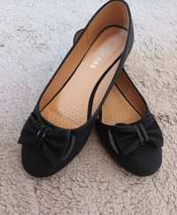 Черни ниски обувки тип пантофка / балерина с панделка