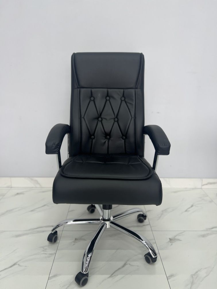 Офисное кресло для руководителя модель Борн ,Born