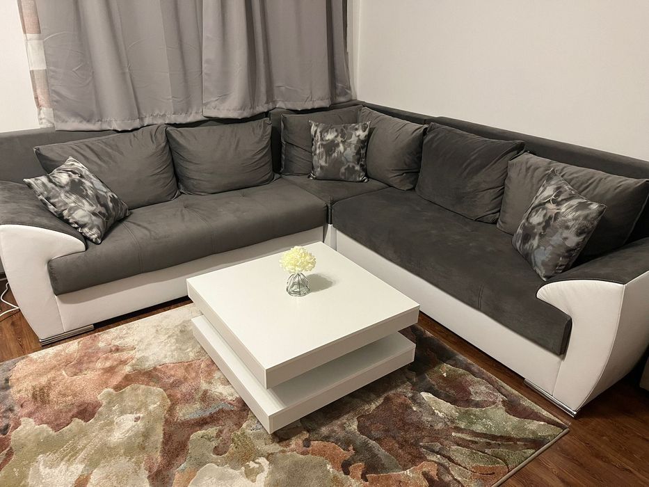 Сив и бял диван с възглавници (гр. Банско)