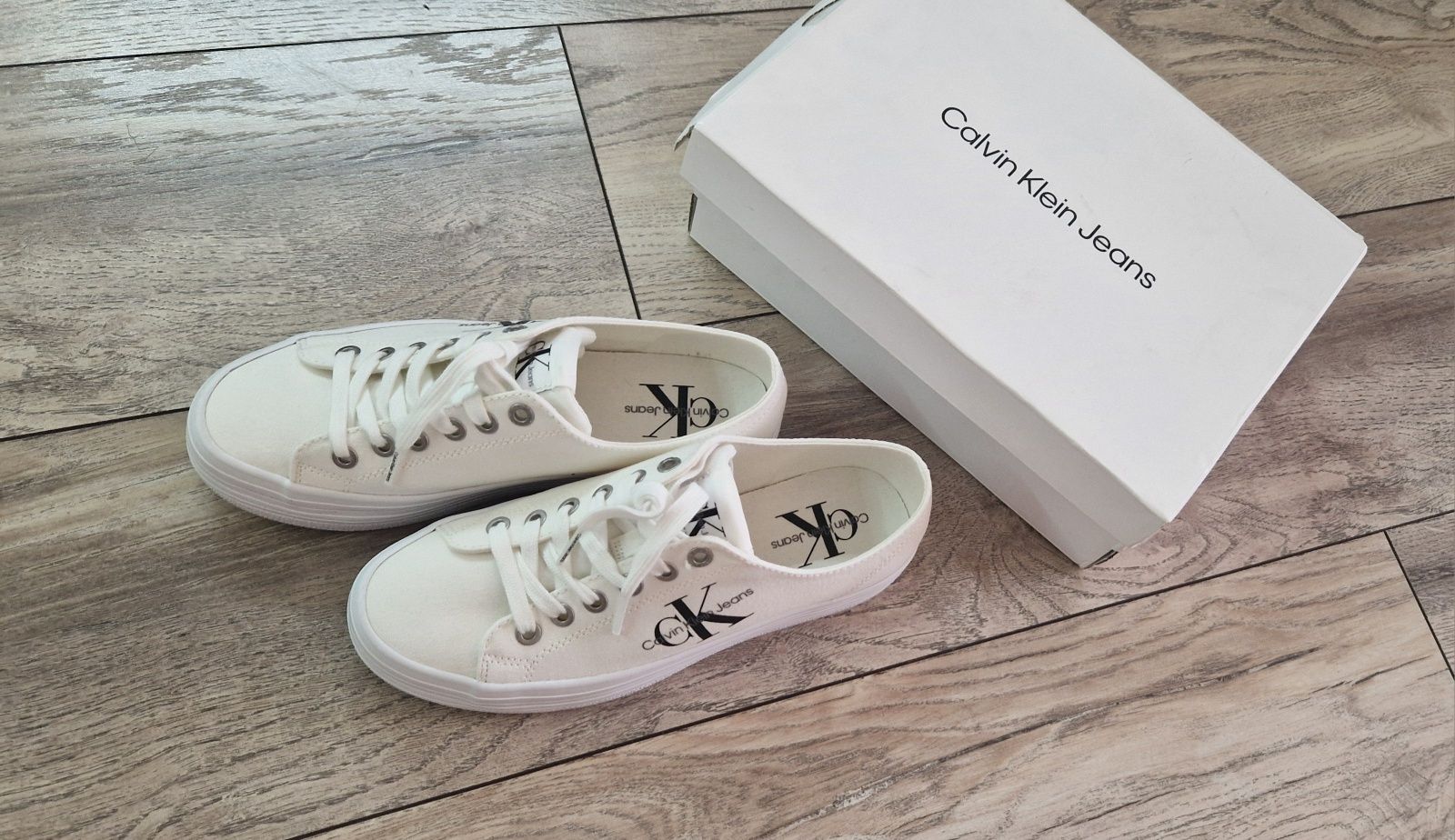 Бели дамски кецове Calvin Klein, 37 номер