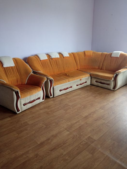 Продам угловой диван с креслом, паласы.