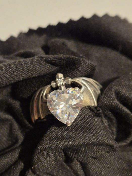 Inel argint aripi de liliac și piatră inima