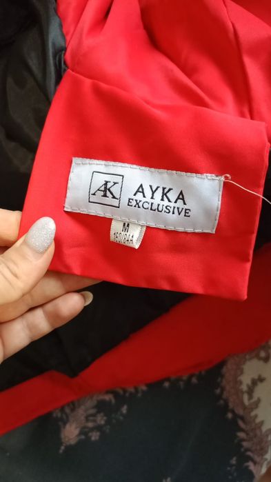 Продам куртку теплая красный с капюшоном