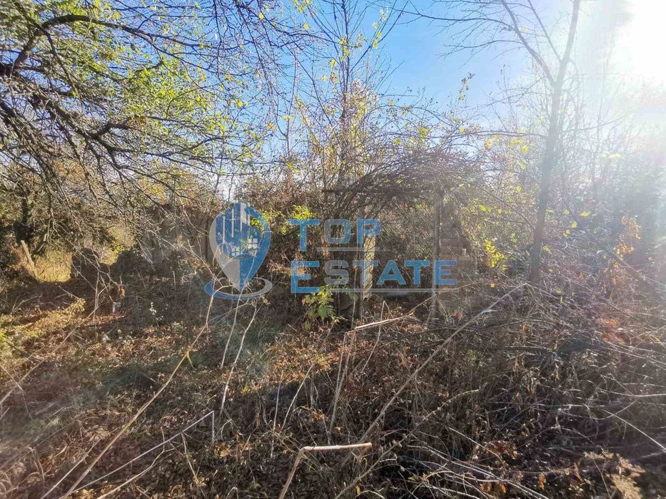 Голям панорамен парцел със съборена къща в с. Водно