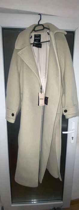 Palton nou cu eticheta