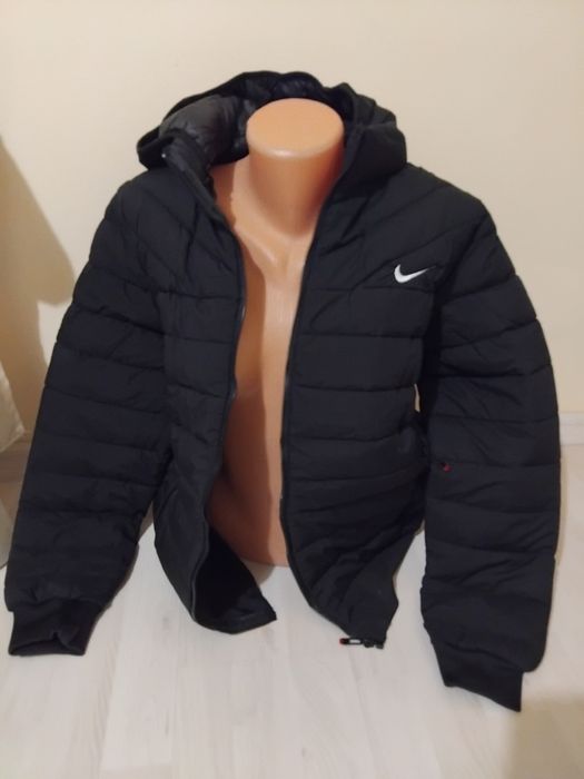 Geaca Nike pentru femei.