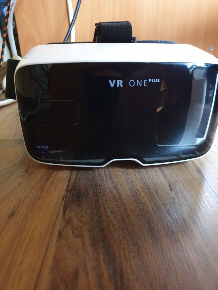 Очила за виртуална реалност Zeiss VR One Plus