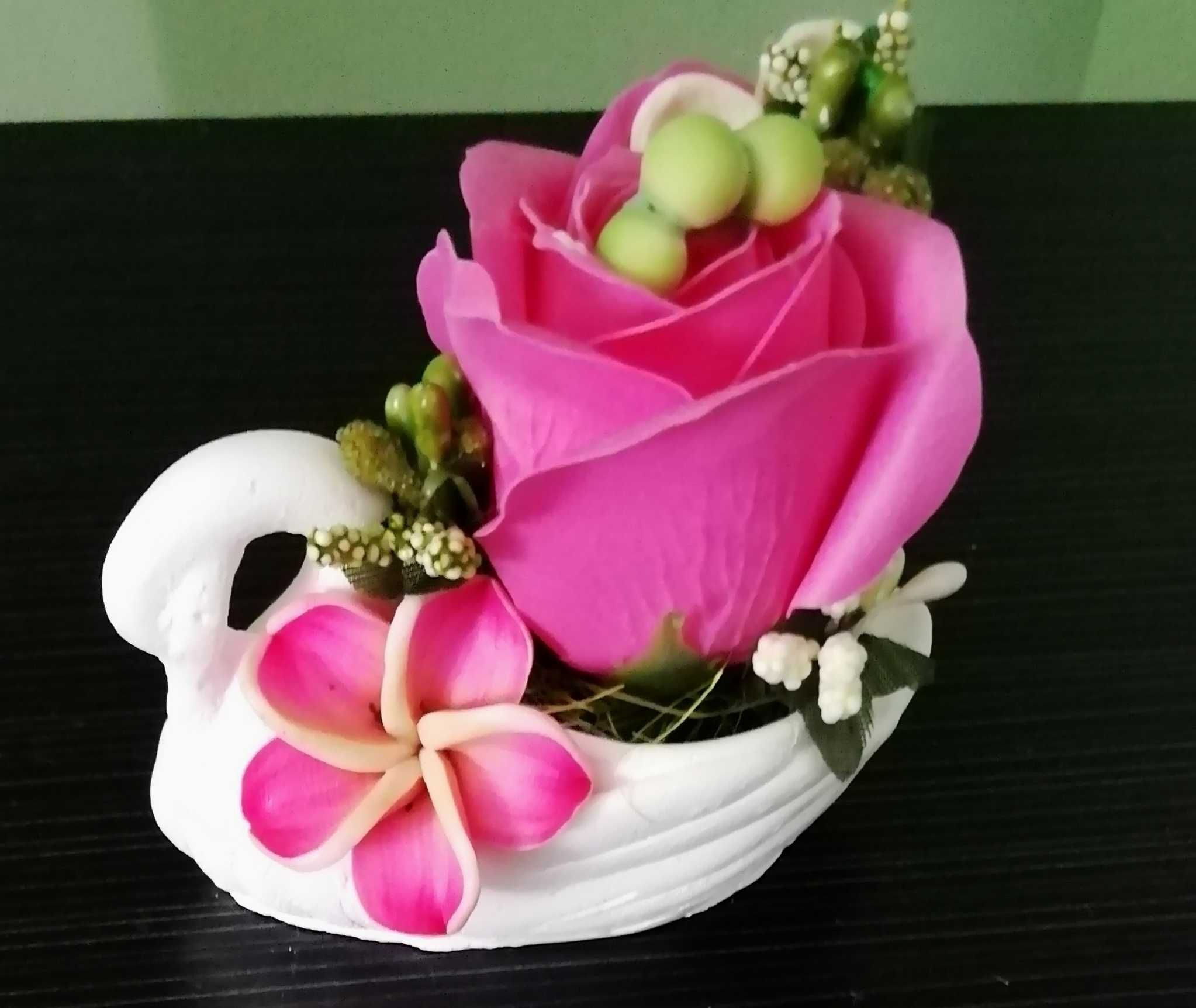 Керамични кашпи с рози от пластичен сапун