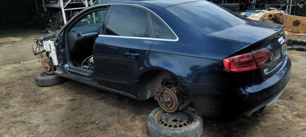 Dezmembrez Audi A4 B8 2.0 TDi an 2010 cod motor CAGA
