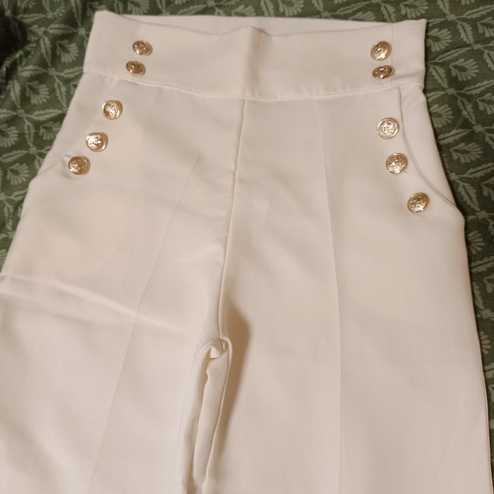 Бял панталон със златни копчета