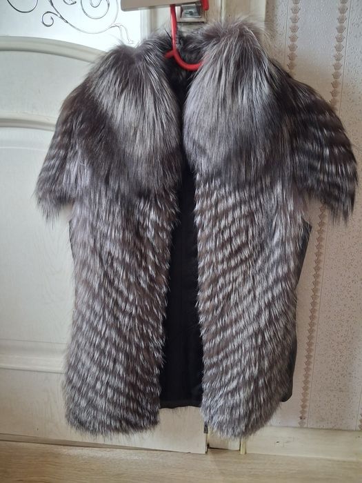 Продается женская кожанная безрукавка