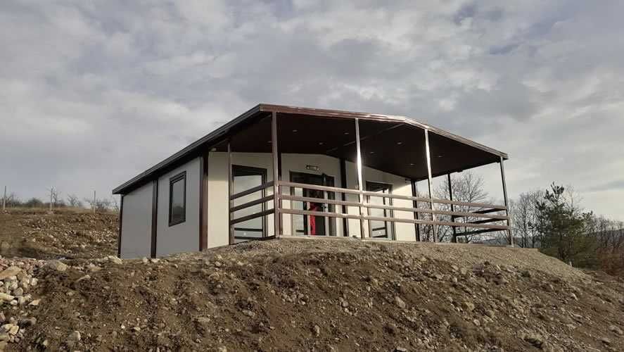 Casa, garaje auto pe structura metalica si panou sandwich termoizolant