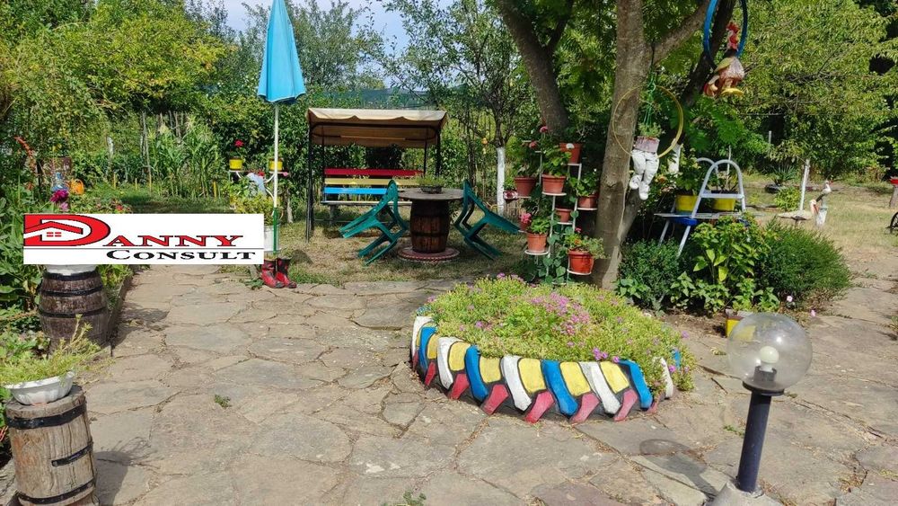 Стара къща с двор и кладенец в с. Балван