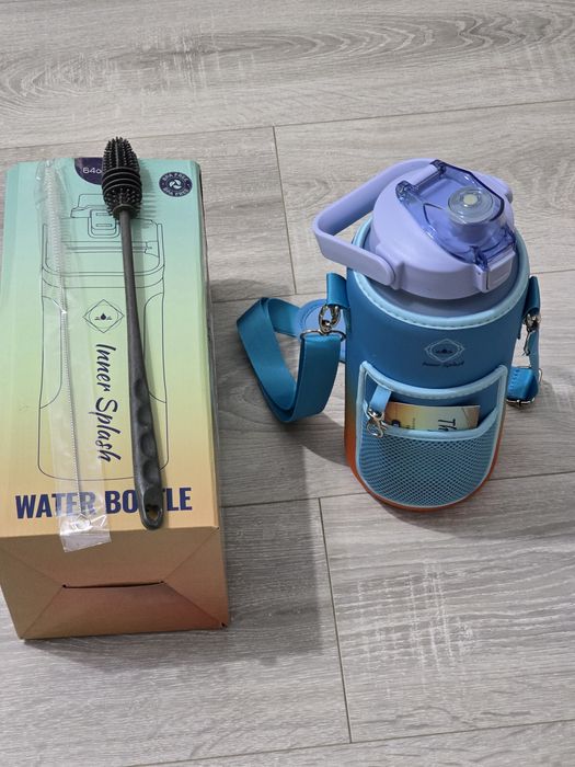 Sticlă de apă Inner Splash 2L cu pai gradat și husă – mov, albastru, p
