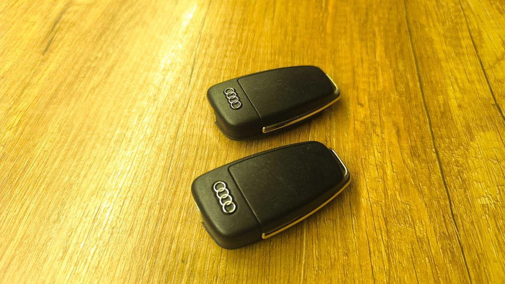 Комплект оригинални ключове за Ауди като НОВИ! 2 броя