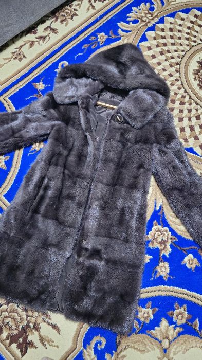 Продам шубу за 30.000тг, Парка 10.000тг. Шапка с шарфом 10.000тг.