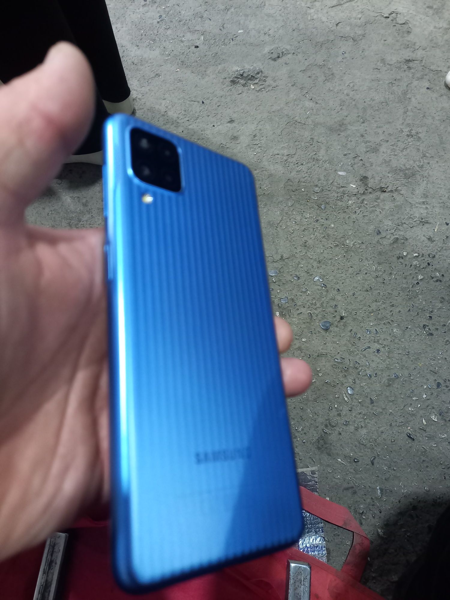 A12 samsung ideal holati tiniq 32GB hotirasi 2 sim kartasi imeyka bo'g