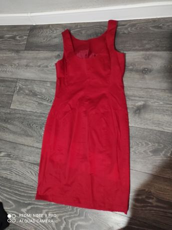Rochiță roșie pe corp