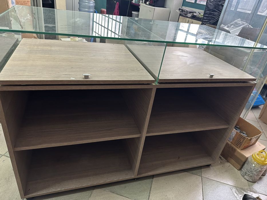 Мебели за магазин