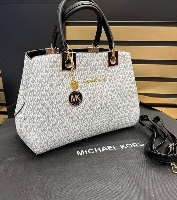 Geanta Michael Kors,model office,logo metalic auriu,saculet,etichetă