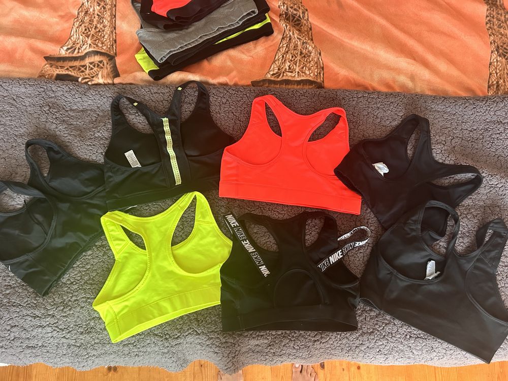 Бюстие Nike различни видове