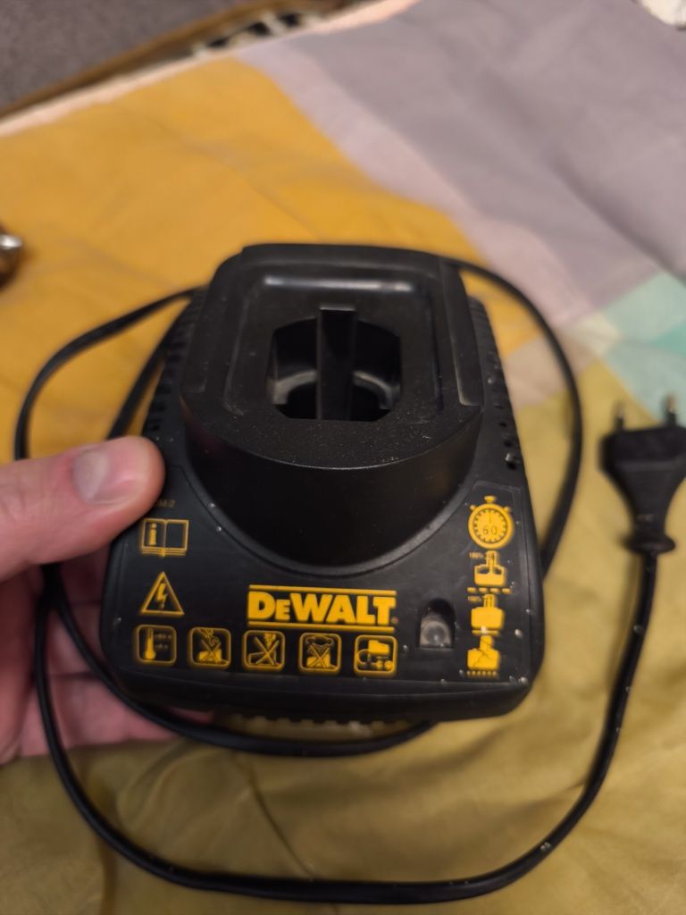 Зарядное устройство DeWalt Б/У рабочие