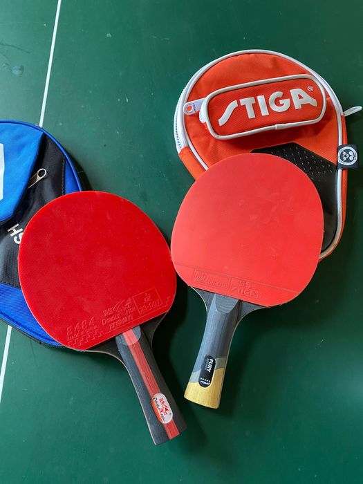 Masa de tenis, palete și mingi