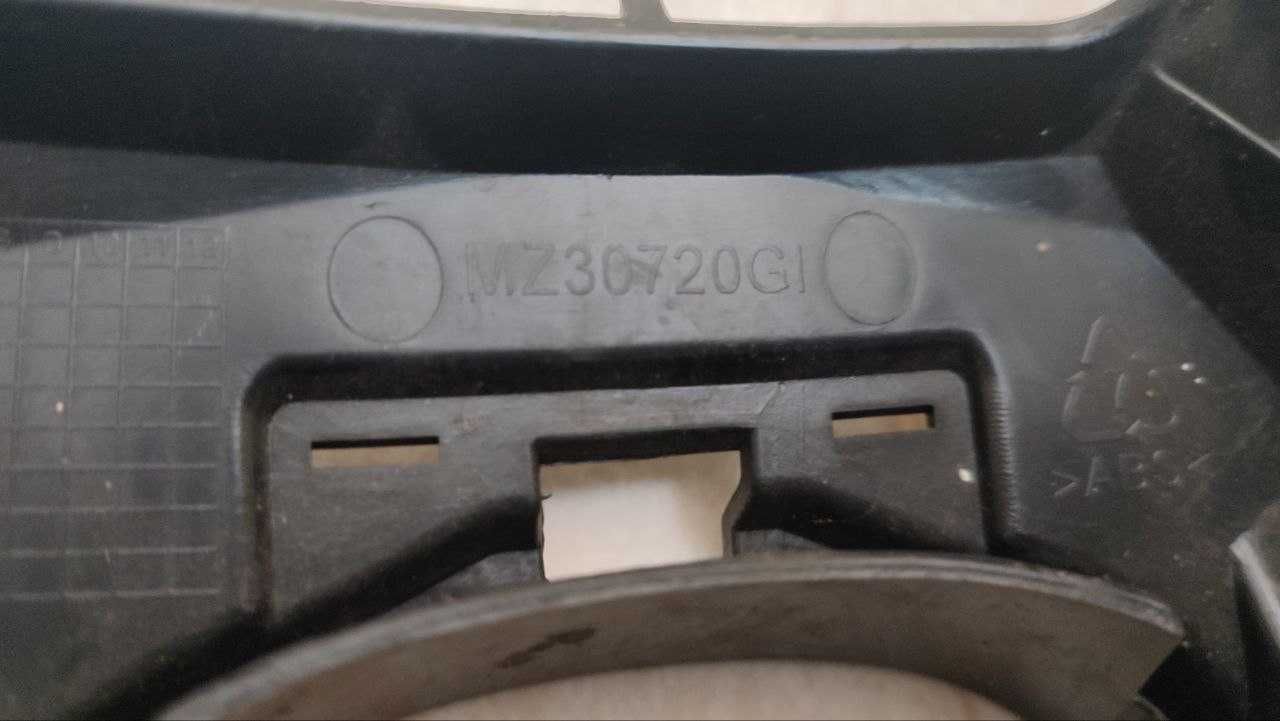 Решетка радиатора Mazda 3 06-09 внутренняя часть