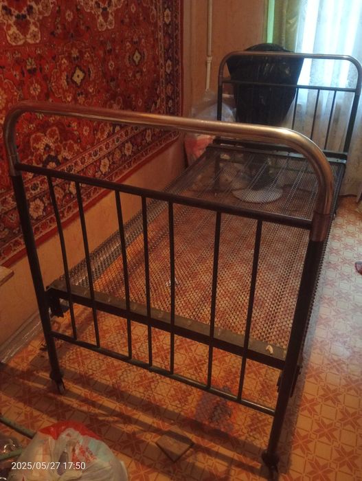 Темир кроват ва эшик дарвоза сотамиз.
