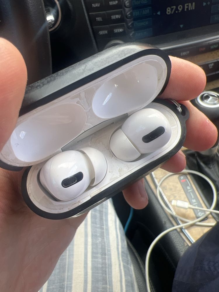 Airpods      Pro.