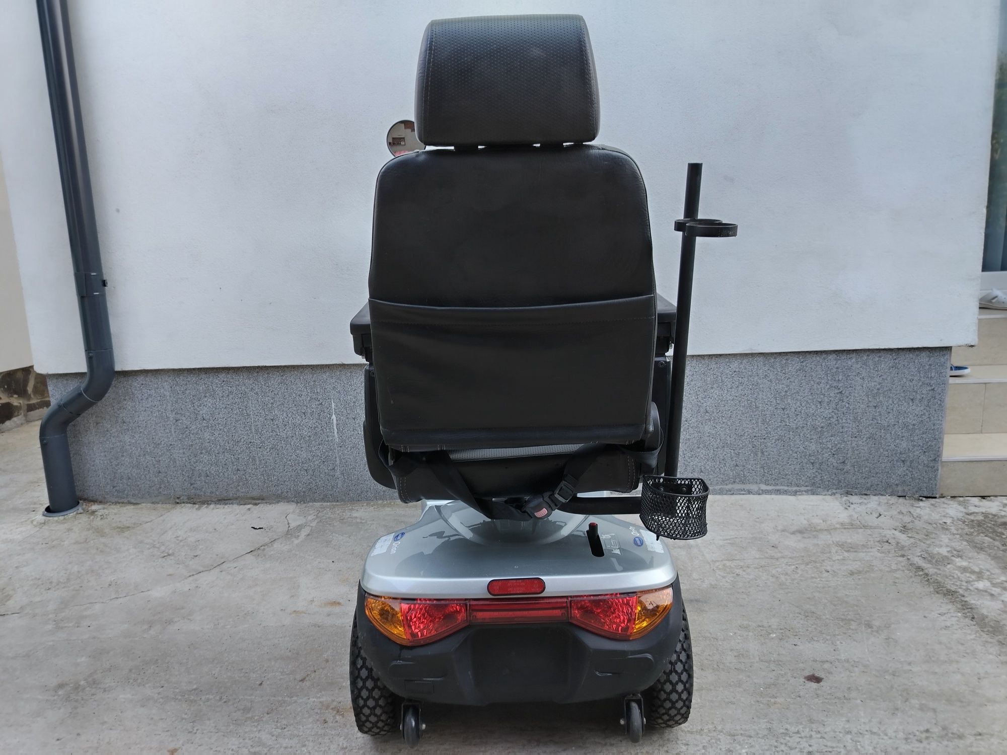 Cărucior scuter electric persoane cu dizabilități