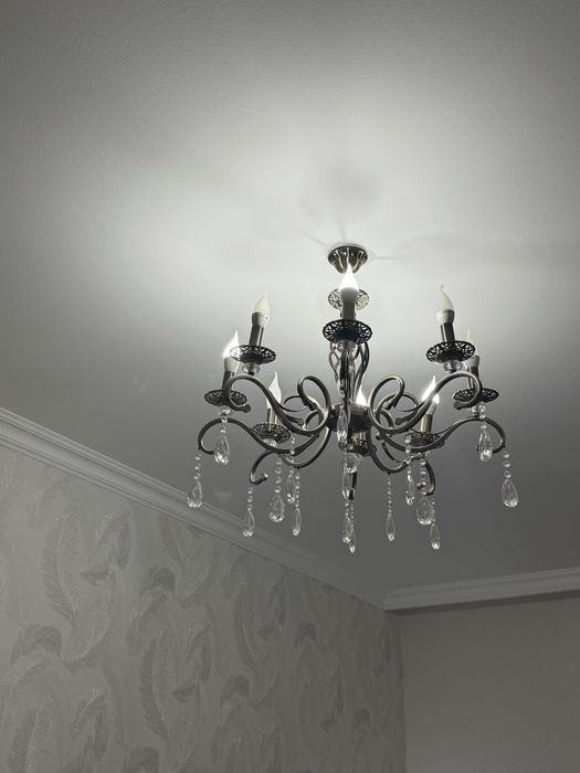 Продается люстра 8 рожковая