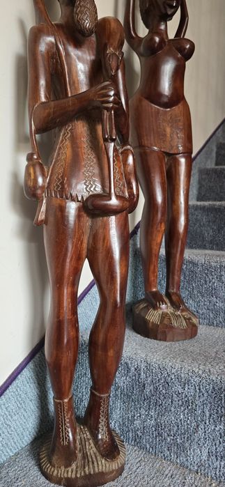 Doua statuete abanos înălțime 1 metru, greutate 16 kg.