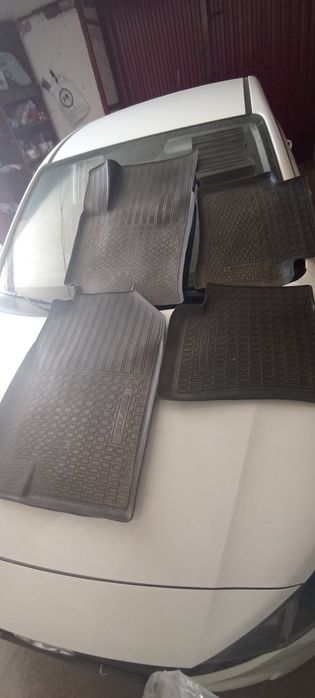 Продам резиновые полики на Hynbai Solaris