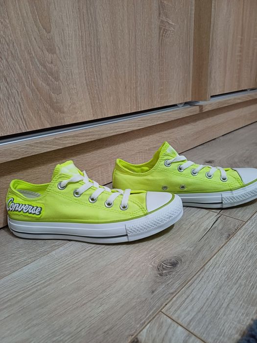 Vând teniși Converse