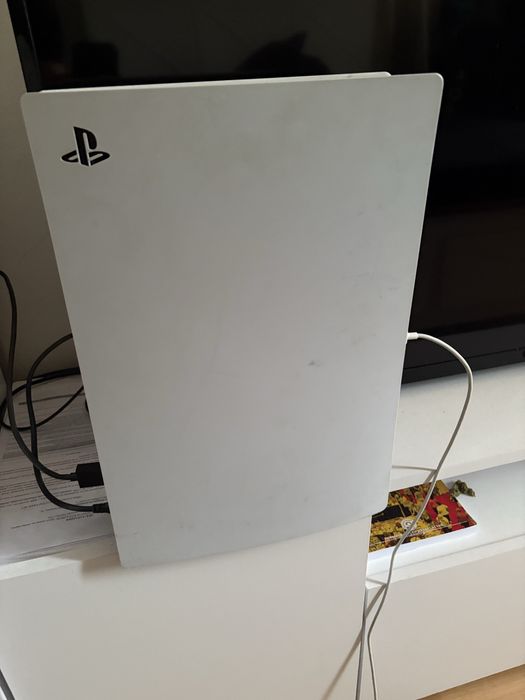 PlayStation 5 (Disc Version) + 3 джойстика + FIFA 25 подарък