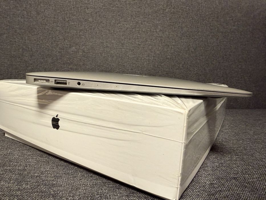 MacBook Air 2017 1st owner (2020) 120 cycle battery