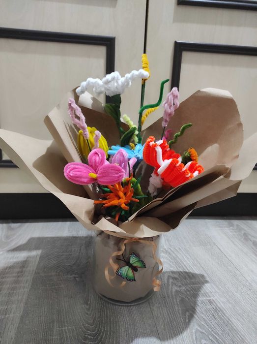 Aranjament floral lucrat 100% manual,este de vânzare