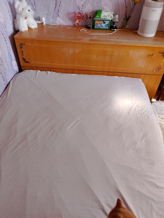 Спалня с матрак в добро състояние