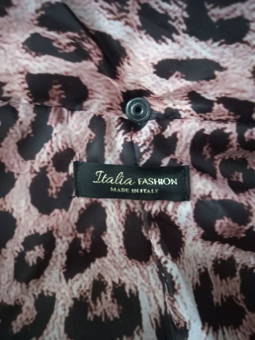 Geacă cu fermoar și glugă