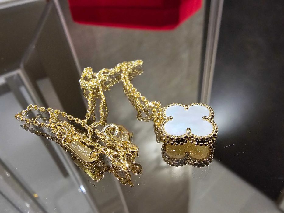 Van Cleef & Arpels VCA Gold Mother Pearl Alhambra 1 Motif Дамско Колие