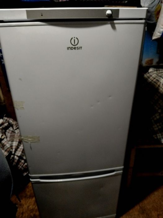 Продам холодильник Indesit