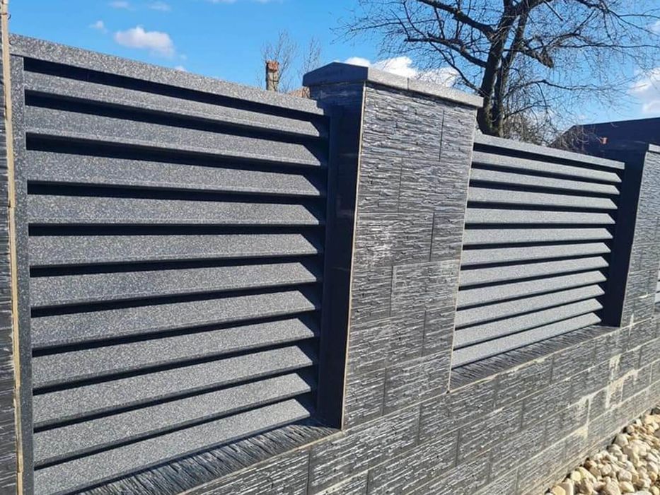 garduri tip jaluzea șipcă metalică si porti din fer forjat