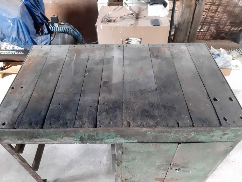 Banc de lucru si dulapuri metalice
