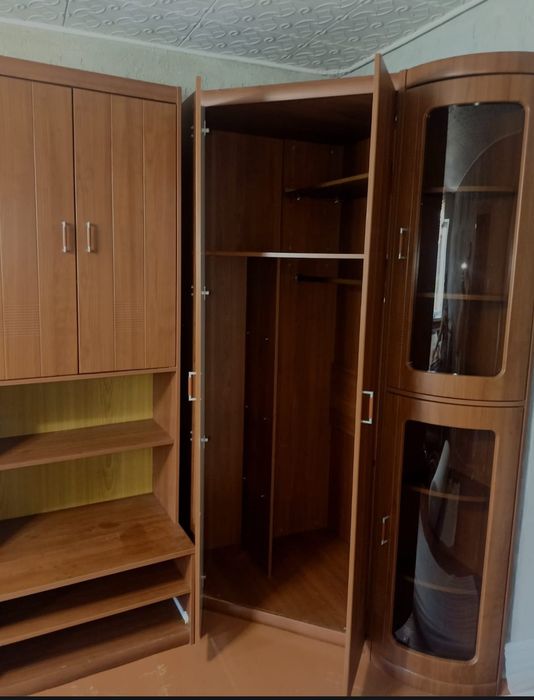 Продам шкаф-стенка угловая разборная два уголовных и два серванта .